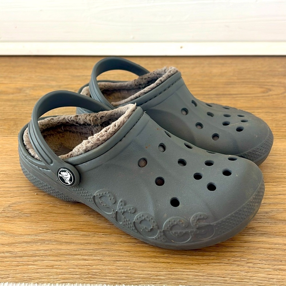 Crocs fuzzy interior. Grey. Size 1 kids